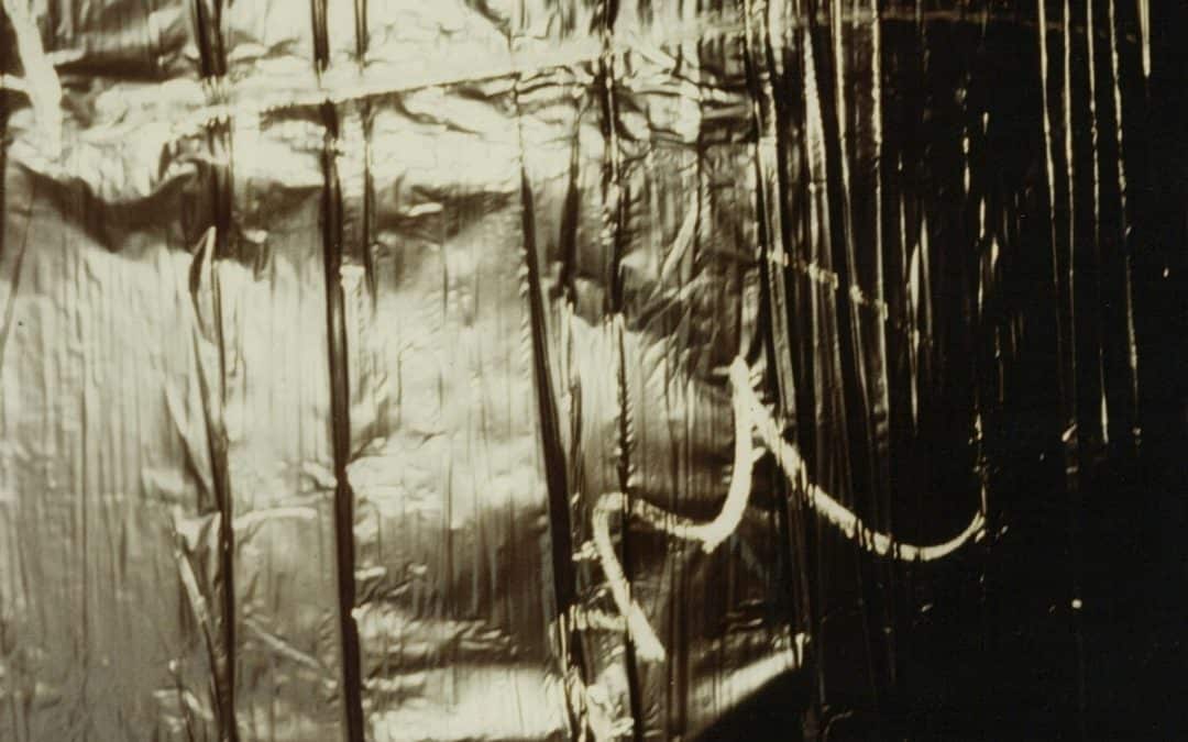 Schwarze folie mit weißer farbe besprüht, 1987